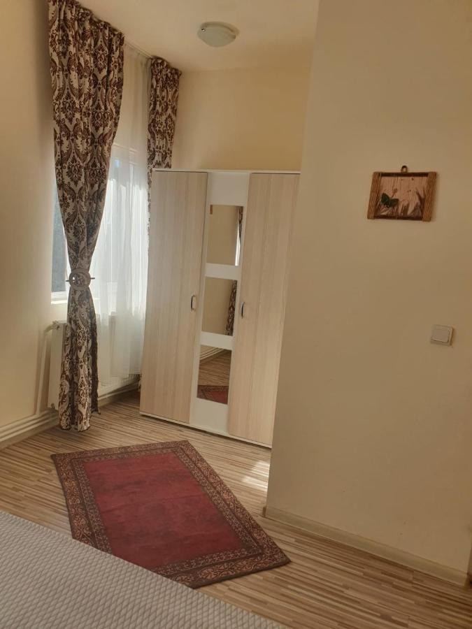 Hôtel Relax Haus à Hunedoara Extérieur photo