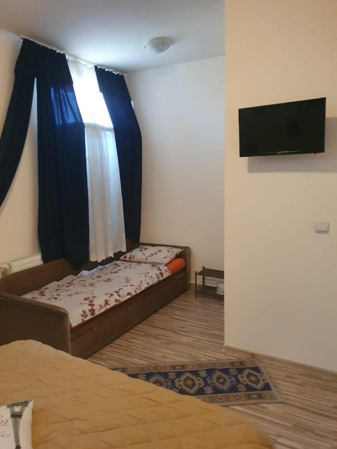 Hôtel Relax Haus à Hunedoara Extérieur photo